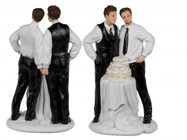 Männliches Hochzeitspaar mit Torte